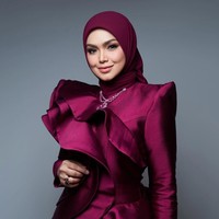 Meski sudah berusia 46 tahun namun Siti masih terlihat cantik dan awet muda. Penampilannya itu makin menawan dengan pulasan makeup glam look. Bagian matanya tampak hidup dengan eyeshadow smokey eye dana bulu mata palsu. Blush on pink dan lpstik berwarna pink nude juga ditambahkan untuk membuat penampilannya lebih segar dan merona. Foto: Instagram/@ctdk