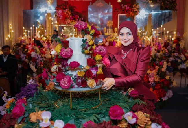 Dekorasi mewah bertabur bunga di acara pesta ulang tahun Siti juga tak kalah jadi sorotan. Bahkan sampai kue ulang tahunnya pun dibuat senada dengan bunga-bunga di dekorasi pesta ulang tahunnya tersebut. Foto: Instagram/@ctdk