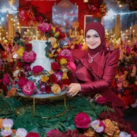 Dekorasi mewah bertabur bunga di acara pesta ulang tahun Siti juga tak kalah jadi sorotan. Bahkan sampai kue ulang tahunnya pun dibuat senada dengan bunga-bunga di dekorasi pesta ulang tahunnya tersebut. Foto: Instagram/@ctdk