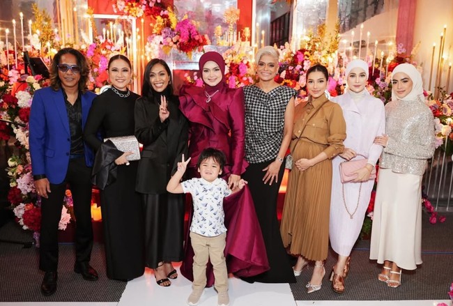 Acara perayaan ulang tahun itu juga tampak ramai dihadiri kerabat dan rekan Siti Nurhaliza. Tak lupa Siti juga berpose bersama para tamu undangan yang hadir. Foto: Instagram/@ctdk