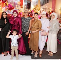 Acara perayaan ulang tahun itu juga tampak ramai dihadiri kerabat dan rekan Siti Nurhaliza. Tak lupa Siti juga berpose bersama para tamu undangan yang hadir. Foto: Instagram/@ctdk