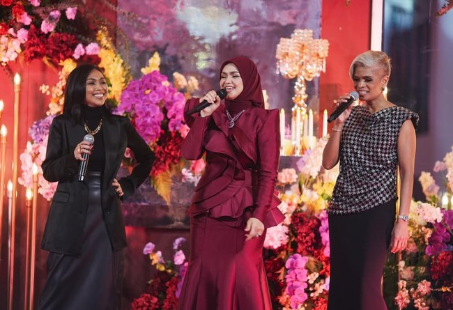 Siti juga terlihat begitu bahagia dan turut aktif di perayaan ulang tahunnya. Unggahan Siti pun banjir ucapan selamat dari para netizen. Foto: Instagram/@ctdk