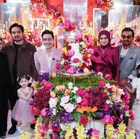Tepat pada 11 Januari lalu artis asal Malaysia, Siti Nurhaliza, baru saja berulang tahun yang ke-46. Digelar di Villa Busainna, Kuala Lumpur, Malaysia, pesta perayaan ulang tahun Siti terlihat begitu mewah dan meriah. Foto: Instagram/@ctdk