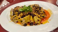 Kalau suka olahan ayam kukus, wajib pesan Tim Ayam dengan Minyak Cabe ala Hong Kong. Ayam kukus disajikan dalam bentuk potongan yang menyertakan kulit dan dagingnya.