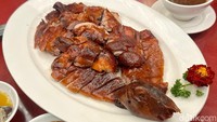 Sajian bebek panggang di Liu Li Palace juga istimewa karena dimarinasi 2 malam. Bumbunya gurih meresap dengan tekstur juicy puaskan selera.