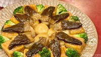 Untuk pelengkap sayuran, Liu Li Palace menyajikan tahu saus tiram dengan pelengkap scallop dan jamur morels.