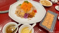 Khusus imlek, mereka menyediakan yu shang yang mewakili harapan akan kelimpahan hidup di tahun yang baru. Menunya dilengkapi lembaran salmon juicy.