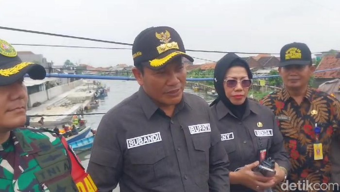 Subandi usai meninjau lokasi HGB 656 hektare di Laut Sidioarjo.