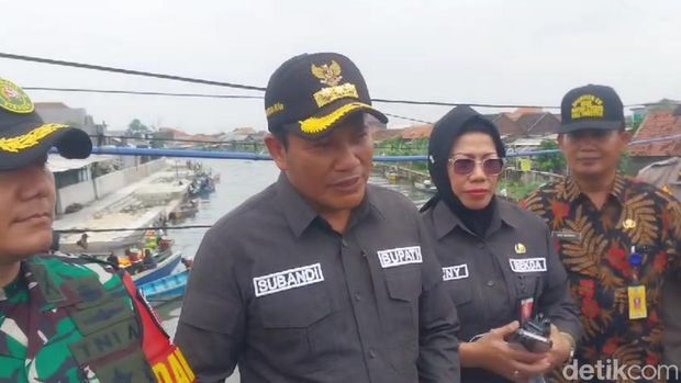 Subandi usai meninjau lokasi HGB 656 hektare di Laut Sidioarjo.