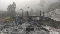 Di balik keindahannya, Talaga Bodas saat ini belum bisa dikatakan sebagai objek wisata yang jempolan. Sebab, masih banyak hal yang perlu dibenahi, agar Talaga Bodas bisa menjadi tempat wisata kelas wahid. Salah satunya, adalah akses menuju lokasi. detikJabar, belum lama ini berkunjung ke sana. Sekitar 2,5 kilometer jalan menuju gerbang, masih dalam keadaan buruk. Jalanan berlumpur, dengan batu berukuran besar yang membahayakan. Apalagi, letaknya di lereng gunung dengan jurang di sebelah sisinya.