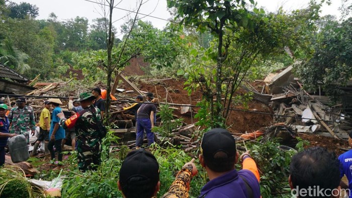 Tanah longsor di Wonosalam Jombang