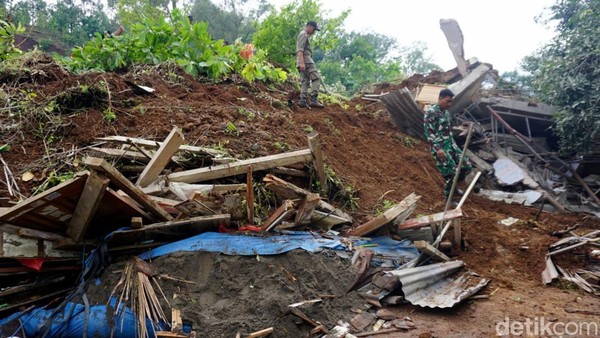 Tanah Longsor Timpa Rumah di Wonosalam Jombang