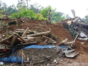 Detik-detik Longsor Timpa 4 Rumah di Wonosalam Jombang, 2 Warga Hilang