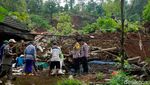 Tanah Longsor Timpa Rumah di Wonosalam Jombang