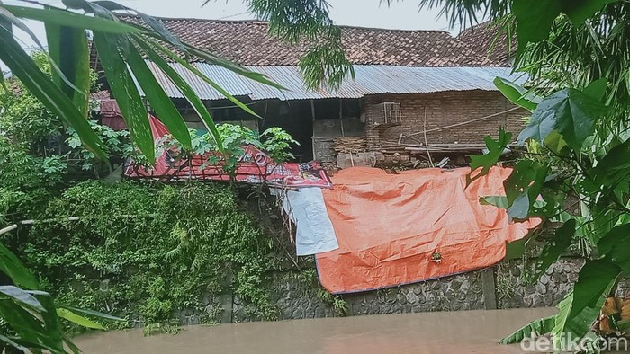 Tanggul sungai Babadan, Karangdowo, Klaten, ditutup terpal akibat longsor, Kamis (23/1/2025).