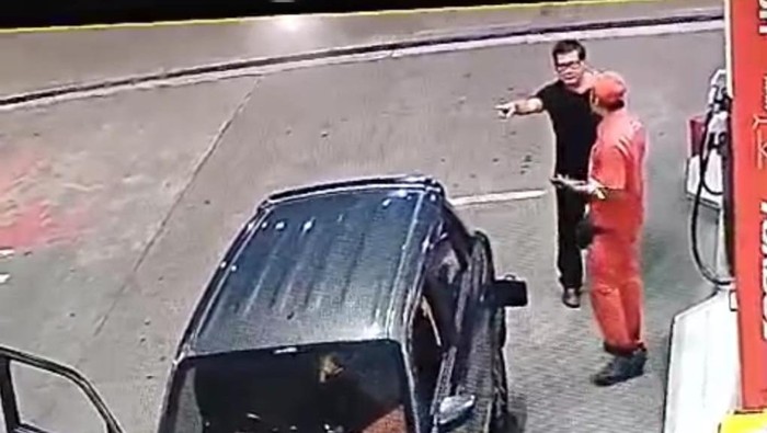 Tangkapan layar video viral aksi penodongan pistol ke petugas SPBU di Rest Area Tol Cibubur