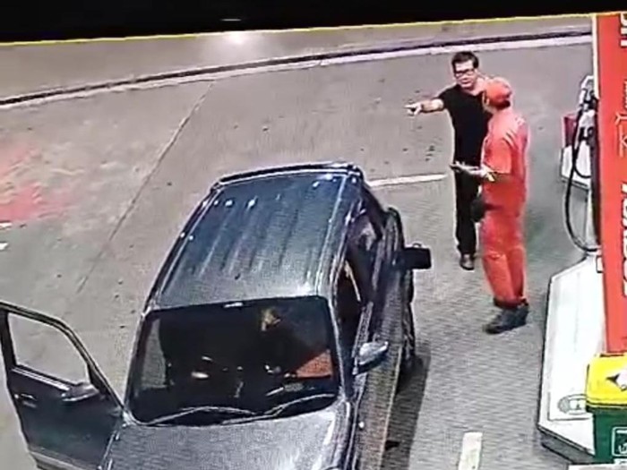 Tangkapan layar video viral aksi penodongan pistol ke petugas SPBU di Rest Area Tol Cibubur