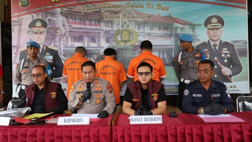 Kapolres Gianyar AKBP Umar didampingi Kasat Reskrim AKP M Gananta saat mengungkap kasus pengeroyokan dan penusukan di Jalan Raya Tojan, Blahbatuh pada Kamis (23/1/2025).