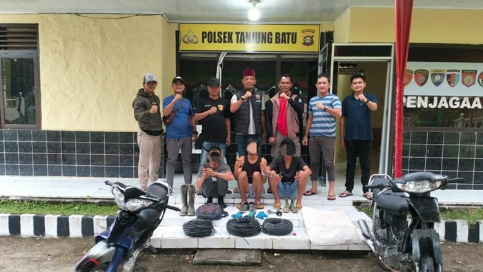 Tiga pencuri kabel di jalan tol Indralaya-Prabumulih ditangkap.