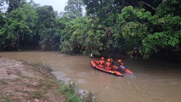 Tim Basarnas Sumsel lakukan pencarian bocah SD hilang di sungai Niru Muara Enim, Sumatera Selatan
