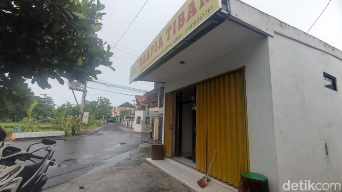 Toko bakpia di Condongcatur, Kabupaten Sleman, yang jadi tempat parkir mobil misterius selama sebulan. Dipotret Kamis  (23/1/2025) pagi.