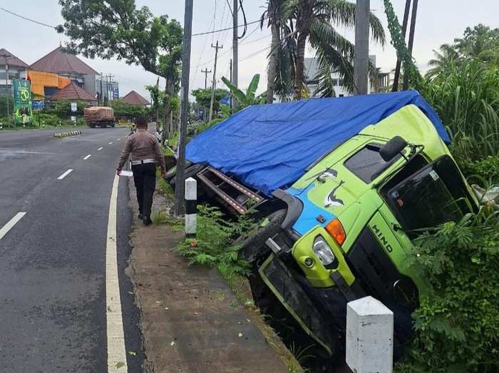 Truk terguling di Jalan Wates-Purworejo, Wates, Kulon Progo, Kamis (23/1/2025).