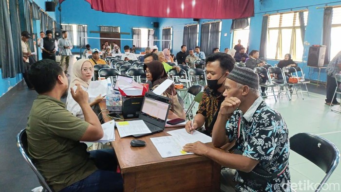 Suasana musyawarah bentuk ganti rugi terdampak tol Jogja-Solo-YIA seksi 3 ruas Jogja-YIA warga Mejing Kidul di Kantor Kalurahan Ambarketawang, Gamping, Sleman, Kamis (23/1/2025).