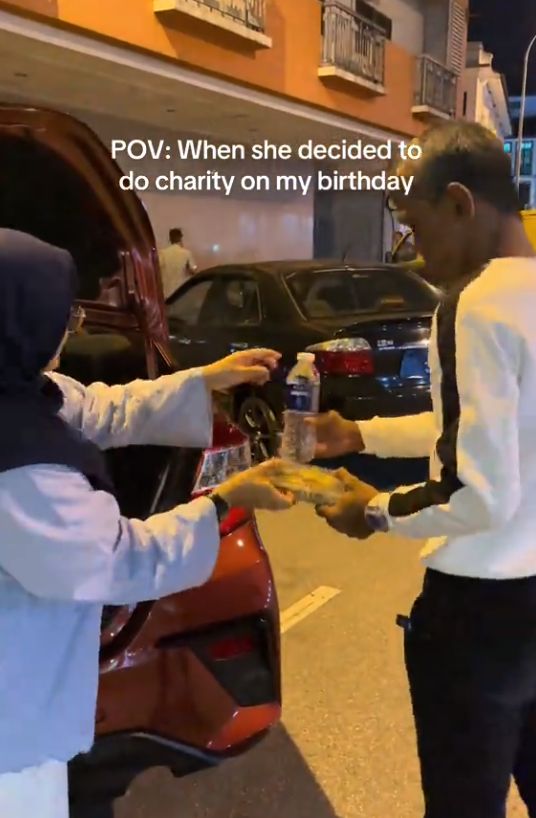 Mulia! Sepasang Kekasih Rayakan Ulang Tahun dengan Berbagi Makanan