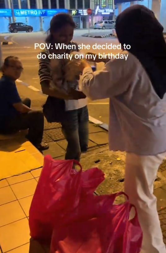 Mulia! Sepasang Kekasih Rayakan Ulang Tahun dengan Berbagi Makanan