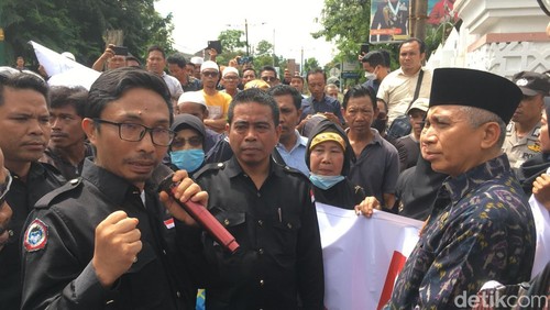 Unjuk rasa calon PMI di depan gedung DPRD NTB, Kamis (23/1/2025).