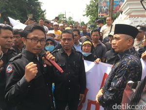 Calon PMI Demo Ngadu ke DPRD NTB karena Gagal Berangkat ke Malaysia