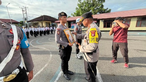 Upacara pemberhentian tidak dengan hormat (PTDH) terhadap Briptu MIS yang terlibat dalam kasus narkoba di Polres Dompu, Kamis (23/1/2025). (Dok. Polres Dompu)