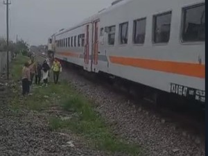 Viral Aksi Pelajar Gresik Tabrakkan Diri ke Kereta Api