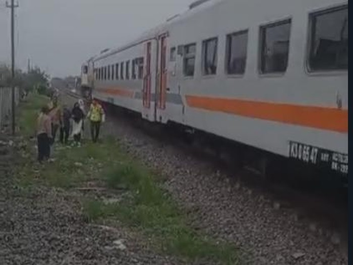 Viral aksi pelajar SMA di Gresik hendak tabrakkan diri ke kereta api