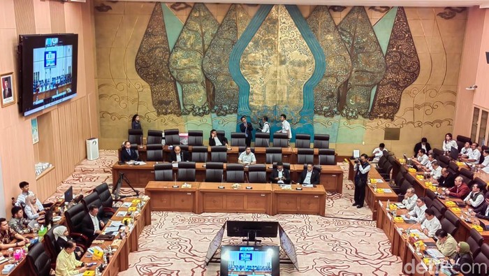 Wakil Menteri ESDM Yuliot Tanjung rapat kerja dengan Komisi XII