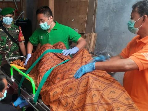 Wanita asal Perancis, Clara Danielle Jeanne (24), saat dievakuasi Tim Gabungan di kos di Dukuh Kauman, Desa/Kecamatan Gemolong, Kabupaten Sragen, Kamis (23/1/2025).