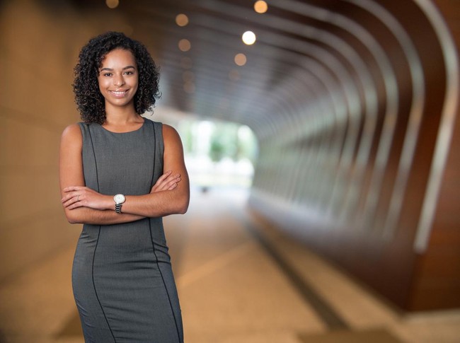 Warna Baju yang Cocok untuk Kulit Gelap