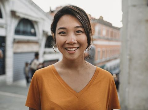 Warna Baju yang Cocok untuk Kulit Gelap