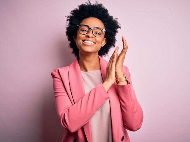 Warna Baju yang Cocok untuk Kulit Gelap