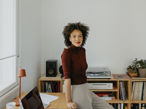 Warna Baju yang Cocok untuk Kulit Gelap