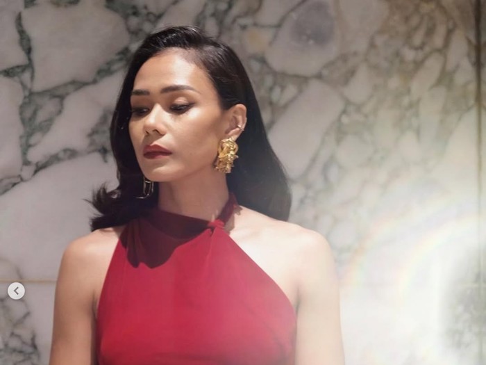 Warna Baju yang Cocok untuk Kulit Gelap