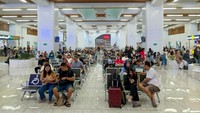 Tiket Whoosh di masa libur panjang akhir pekan kali ini sudah dapat dipesan oleh masyarakat secara online melalui aplikasi Whoosh, situs ticket.kcic.co.id serta aplikasi mitra seperti KAI Access, Livin Mandiri, Brimo, BNI Wondr, dan tiket.com. Serta jalur offline seperti loket dan Ticket Vending Machine (TVM) di Stasiun.