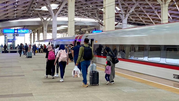 Whoosh Siapkan 173 Kursi Sambut Libur Imlek & Isra Mikraj Menyambut libur panjang akhir pekan dalam rangka Hari Besar Keagamaan, PT KCIC memastikan kesiapan layanan Whoosh untuk memenuhi kebutuhan perjalanan masyarakat. Sebanyak 173.000 tempat duduk disediakan pada periode 24-29 Januari 2025.