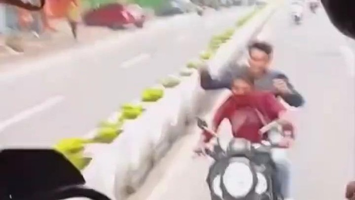 2 pria mengejar anggota Satpol PP di dalam truk (Dok Istimewa)