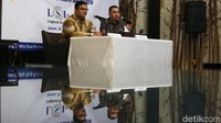 Sementara ada tiga program Prabowo-Gibran yang mendapatkan reaksi negatif di mata masyarakat. Teratas adalah soal usulan pemilihan kepala daerah oleh DPRD.  