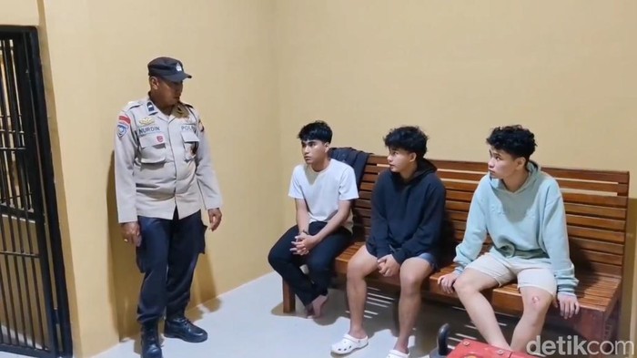 Adiatsyah (baju putih) dan 2 rekannya Mahasiswa Unhas selamat dari insiden air bah di Sungai Bislab Maros.