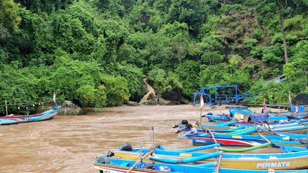 Air di Pantai Baron, Gunungkidul, berubah warna menjadi cokelat, Jumat (24/1/2025).