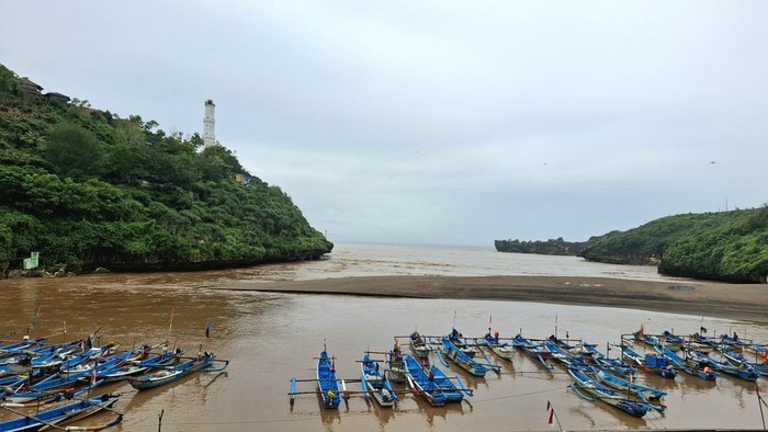 Air di Pantai Baron, Gunungkidul, berubah warna menjadi cokelat, Jumat (24/1/2025).