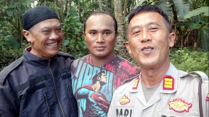 AKP Dadi, Samson dan tokoh masyarakat bengaja berfoto untuk meredam situasi di Kampung Cihurang