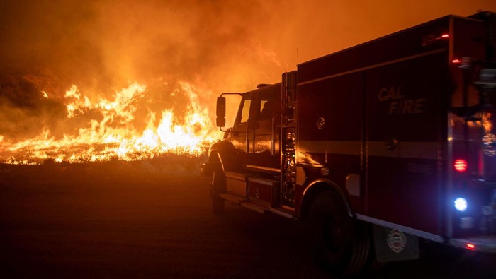 Aksi Damkar California Berjibaku Padamkan Kebakaran Hughes Firefighters battle the Hughes Fire near Castaic Lake, north of Santa Clarita, California, U.S. January 22, 2025. REUTERS/Ringo Chiu